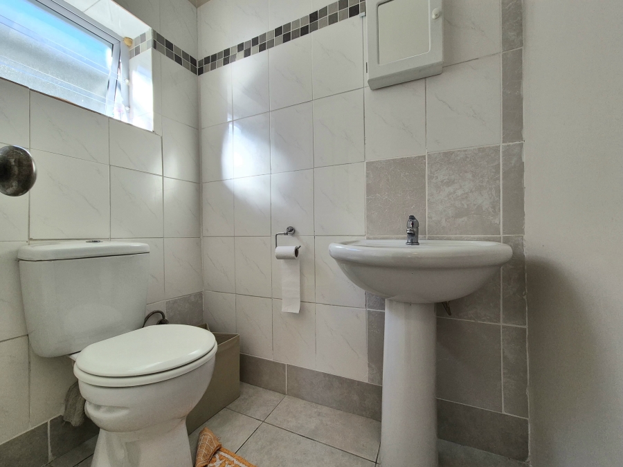 4 Bedroom Property for Sale in Wynberg Upper Western Cape